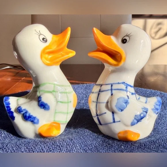 🧂Vintage Ceramic Duck Salt &  Pepper Shakers “Salty” & “Peppy”, Handpainted, EUC - Picture 3 of 11